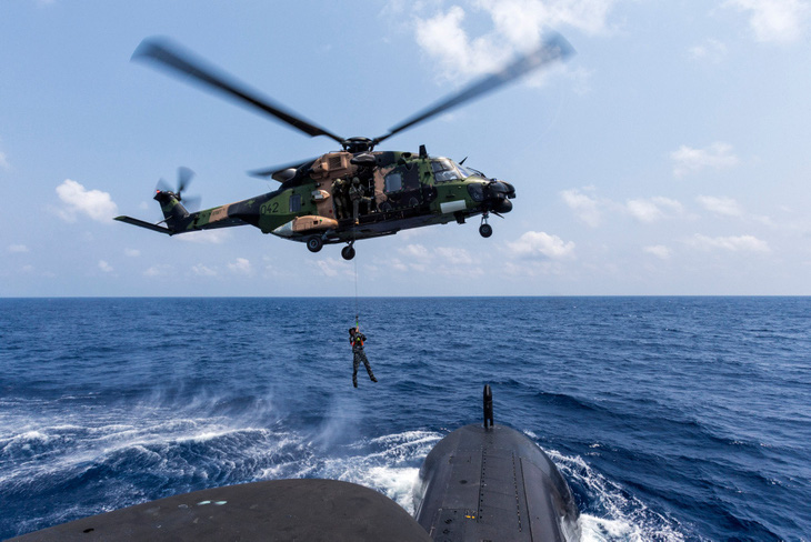 Một trực thăng MRH-90 của Úc thả người xuống tàu ngầm HMAS Collins trong cuộc tập trận AUSINDEX năm 2019 - Ảnh: Hải quân Úc