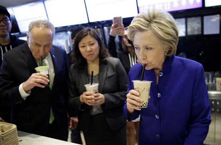 Bà Hillary Clinton thử trà trân châu lần đầu tiên và gọi nó là &quot;chewy tea&quot;, hiểu nôm na là trà có thạch dai dai.
