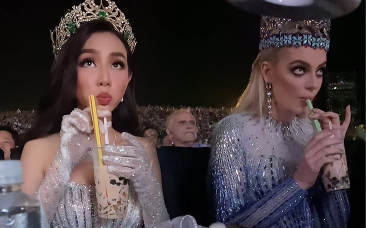 Hoa hậu Thùy Tiên và Miss World 2021 Karolina Bielawska hút rột rột trà sữa trân châu trong đêm chung kết Hoa hậu Việt Nam 2022, trên cương vị giám khảo chấm thi.