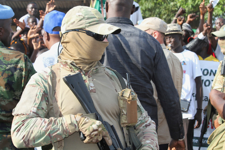 Một thành viên Wagner làm nhiệm vụ tại Cộng hòa Trung Phi hôm 16-7 - Ảnh: REUTERS