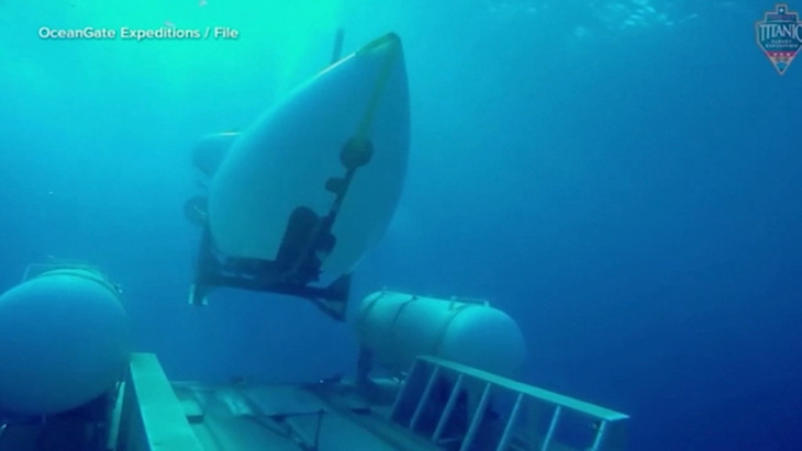 Tàu lặn Titan đang trượt khỏi bệ đỡ lao xuống biển sâu - Ảnh: ĐÀI ABC7