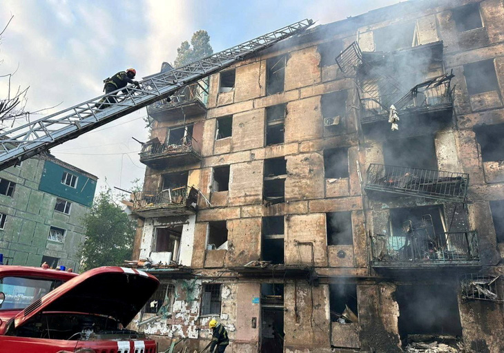 Một tòa nhà bị hư hại sau một đợt tấn công ở thành phố Kryvyi Rih của Ukraine vào ngày 13-6 - Ảnh: REUTERS