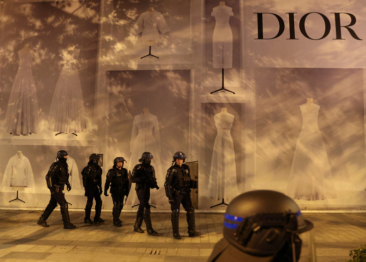 45.000 cảnh sát Pháp triển khai chống biểu tình bạo lực - Ảnh 9.