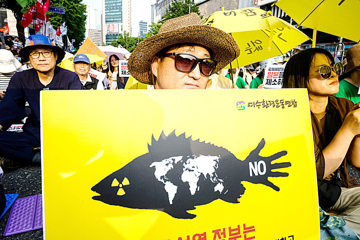 Người biểu tình phản đối kế hoạch xả nước thải nhiễm phóng xạ sau xử lý của Nhật ở Seoul (Hàn Quốc) ngày 24-6 - Ảnh: AFP