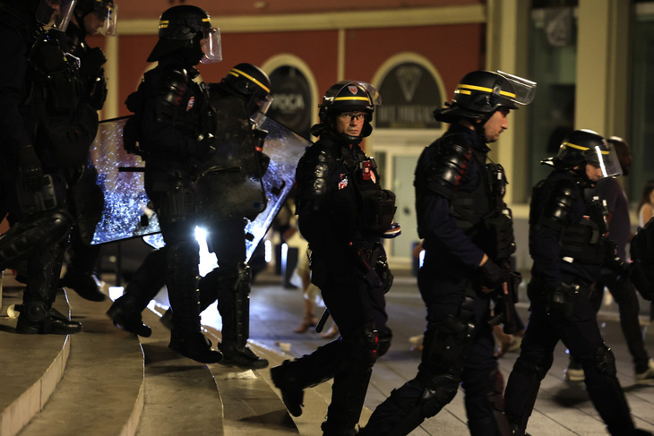45.000 cảnh sát Pháp triển khai chống biểu tình bạo lực - Ảnh 4.