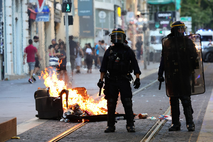 45.000 cảnh sát Pháp triển khai chống biểu tình bạo lực - Ảnh 10.