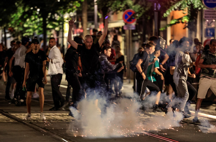45.000 cảnh sát Pháp triển khai chống biểu tình bạo lực - Ảnh 6.