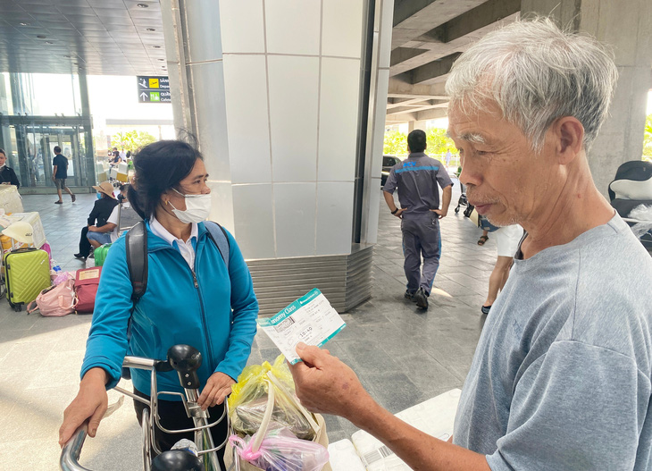 Ông Lê Văn Quý - 75 tuổi, quê xã Hoa Sơn, huyện Anh Sơn, Nghệ An - nhận lại hành lý sau khi làm thủ tục lên máy bay - Ảnh: DOÃN HÒA