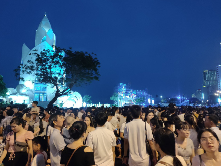 Hàng nghìn người dân, du khách trong và ngoài nước xem khai mạc Festival biển Nha Trang 2023 - Ảnh: TRẦN HOÀI
