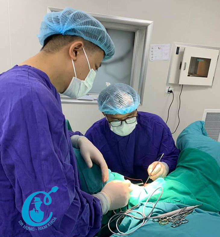 Bác sĩ Nguyễn Bá Hưng trong 1 ca phẫu thuật cho bệnh nhân - Ảnh BSCC