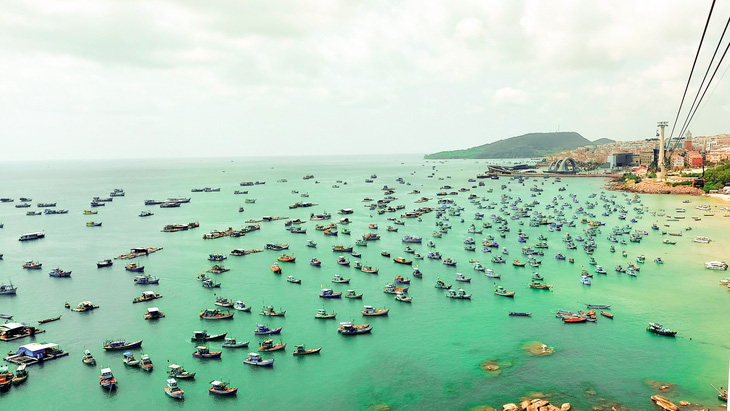 Từ cáp treo vượt biển qua đảo Hòn Thơm, du khách ngỡ ngàng bắt gặp cảnh nhịp sống ngư dân đảo Phú Quốc tấp nập, ghe tàu neo đậu như một bức tranh - Ảnh: CHÍ CÔNG