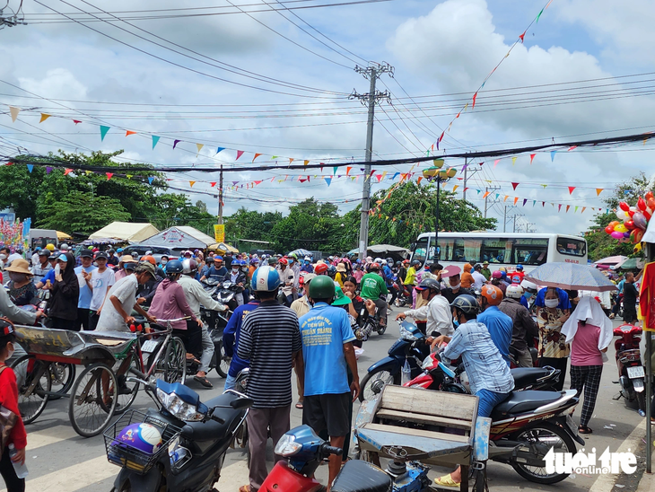 Ngã tư huyện Phú Tân, An Giang bị &quot;tắc&quot; do hàng ngàn người đổ về trung tâm Hòa Hảo tham dự đại lễ 18-5 - Ảnh: BỬU ĐẤU