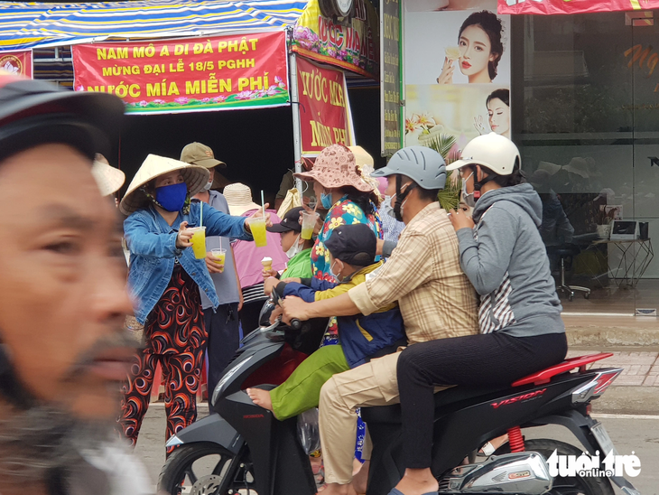 Ven tuyến đường đổ về huyện Phú Tân có rất nhiều điểm cấp phát cơm, nước miễn phí cho khách hành hương