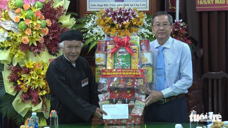 Ông Lê Văn Nưng - phó bí thư thường trực Tỉnh ủy An Giang - tặng quà chúc mừng Ban Trị sự Trung ương Giáo hội Phật giáo Hòa Hảo - Ảnh: MINH KHANG
