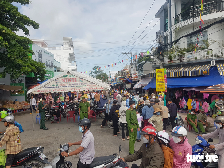 Lực lượng Công an huyện Phú Tân đã chốt chặn nhiều ngã tư để điều tiết giao thông tại khu vực làm lễ 18-5