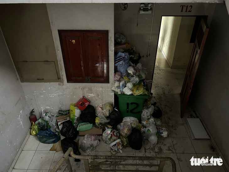 Các cư dân cho hay việc thu gom, xử lý rác thải tại chung cư này chưa đảm bảo, ảnh hưởng đến đời sống, sinh hoạt của người dân - Ảnh: T.K.