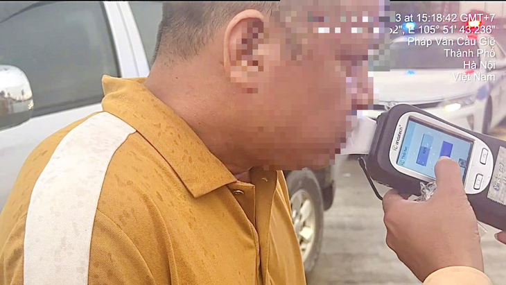 Làm việc với cảnh sát khi vi phạm nồng độ cồn, tài xế khai đến nhà bố vợ bị ép uống rượu - Ảnh: Cục CSGT