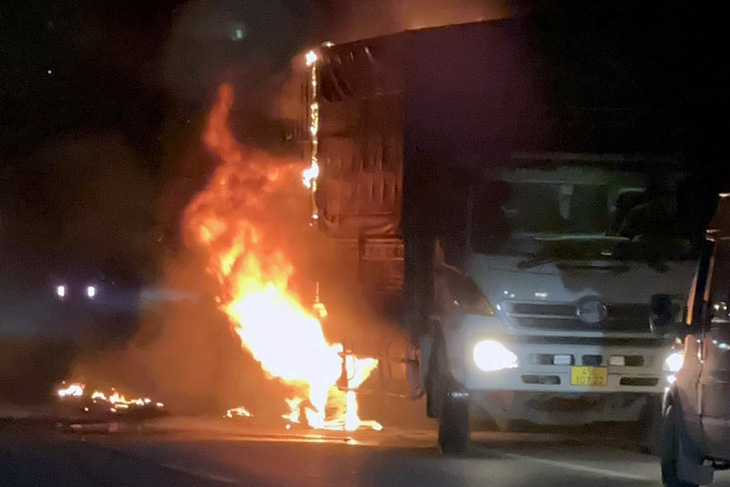Xe tải chở hàng bốc cháy dữ dội khi lưu thông trên quốc lộ 20 - Ảnh: CTV