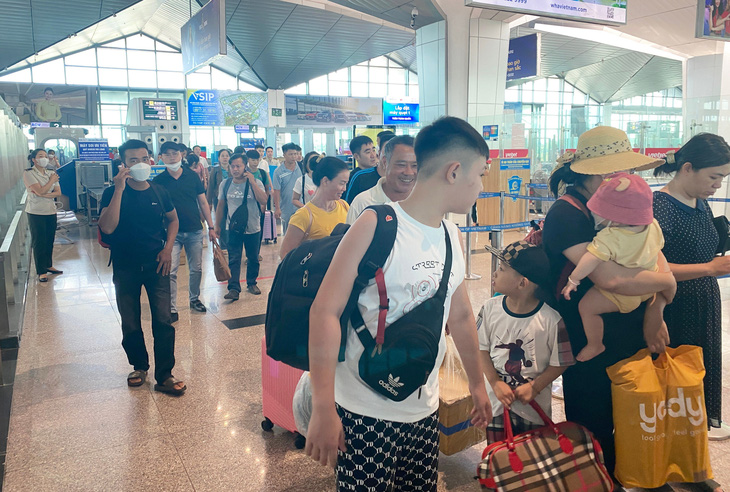Hàng trăm hành khách bị lỡ chuyến bay sáng 3-7 ở sân bay Vinh do đường băng gặp sự cố - Ảnh: DOÃN HÒA
