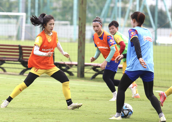 Đội tuyển nữ Việt Nam tập luyện sáng 3-7 tại Trung tâm đào tạo bóng đá trẻ Việt Nam - Ảnh: ĐỨC KHUÊ