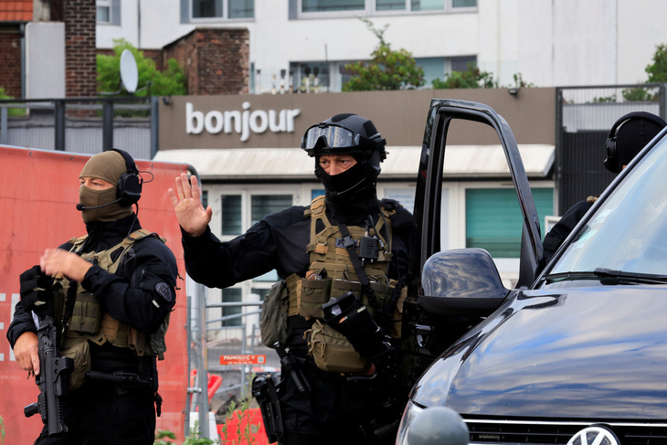 Cảnh sát chống bạo động làm việc vào ban ngày ở thành phố Lille, phía bắc nước Pháp, ngày 1-7 - Ảnh: REUTERS