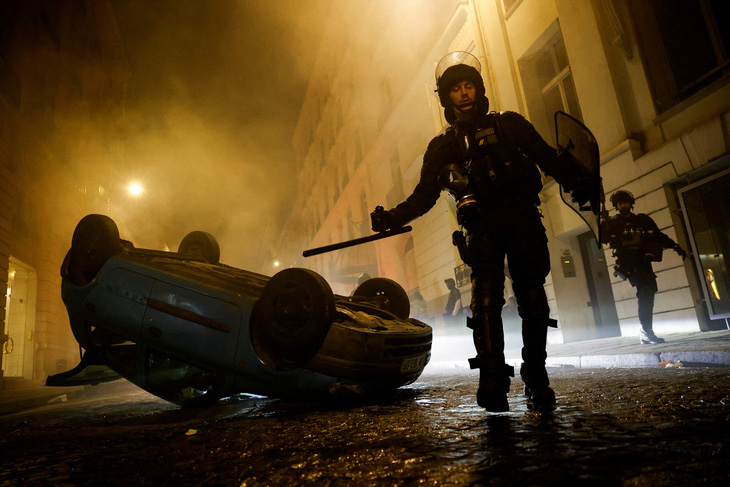 Cảnh sát ở Paris tối 2-7, đêm thứ năm liên tiếp xảy ra bạo loạn - Ảnh: REUTERS