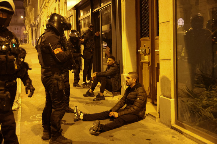 Những kẻ biểu tình bạo lực bị cảnh sát khống chế ở Paris tối 2-7 - Ảnh: REUTERS