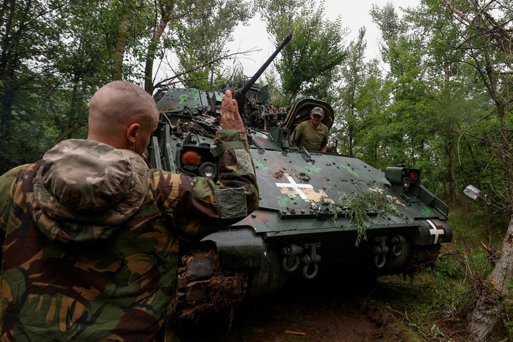 Một xe chiến đấu bộ binh M2 Bradley của Mỹ được chuyển cho Ukraine đang hoạt động tại khu vực Zaporizhzhia - Ảnh: REUTERS