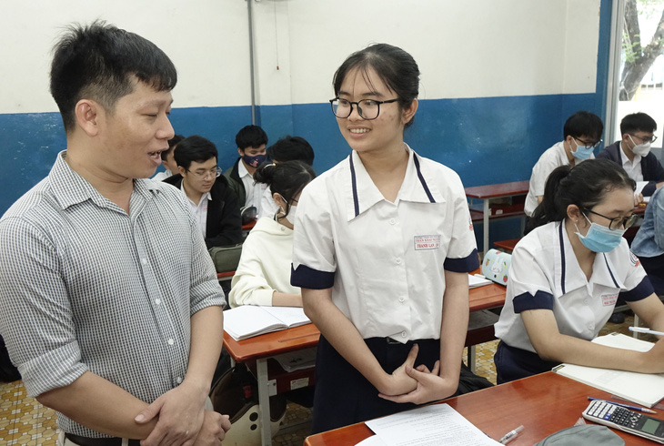 Một tiết học văn của thầy trò lớp 12A4 Trường THPT Trần Khai Nguyên, quận 5, TP.HCM - Ảnh: NHƯ HÙNG