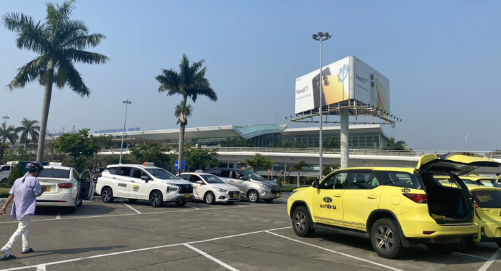 An ninh hàng không phát hiện người lấy iPhone của khách tới từ Hàn Quốc rồi giấu dưới gốc cây tại sân đỗ ô tô của sân bay Đà Nẵng - Ảnh minh họa: TRƯỜNG TRUNG