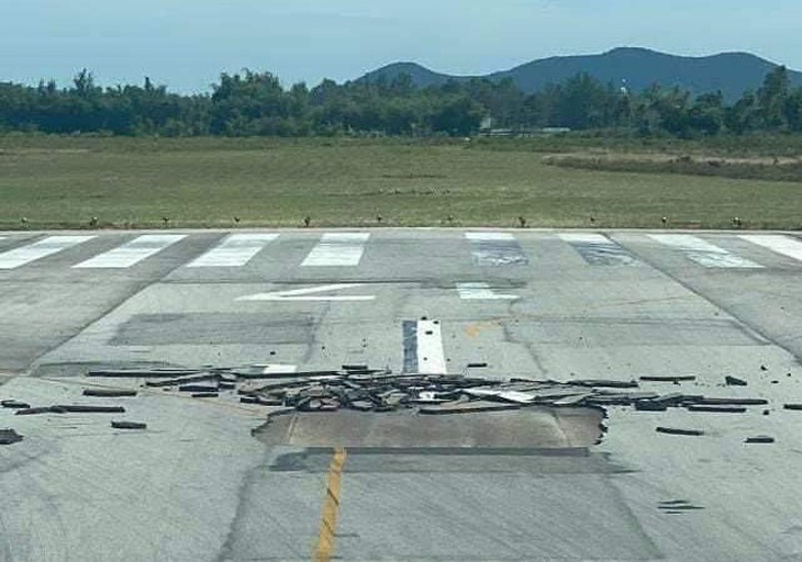 Đầu 17 của đường băng sân bay Vinh bị bong bật bê tông nhựa vào sáng 3-7-2023 - Ảnh: CVT