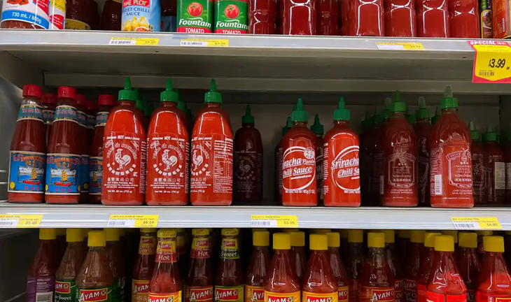 Tương ớt Sriracha trên kệ siêu thị - Ảnh: THE GUARDIAN
