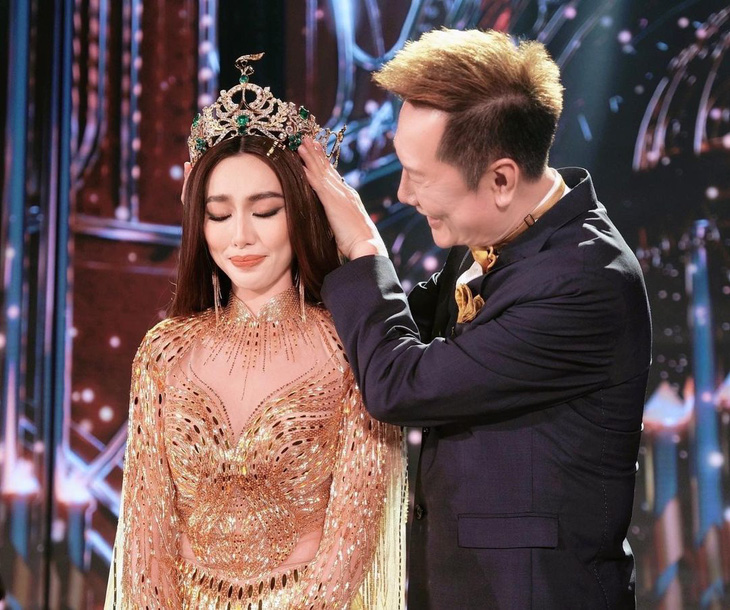 Ông Nawat trao danh hiệu Miss Grand International cho Thùy Tiên vào năm 2021. Đến năm 2023 cô có một năm đầy drama với tổ chức đã trao vương miện cho mình - Ảnh: Instagram nhân vật