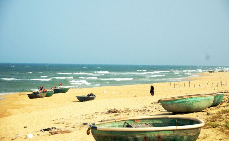 Bãi biển ở Bình Hải, nơi ngư dân ra khơi đánh cá mỗi ngày - Ảnh: B.D.