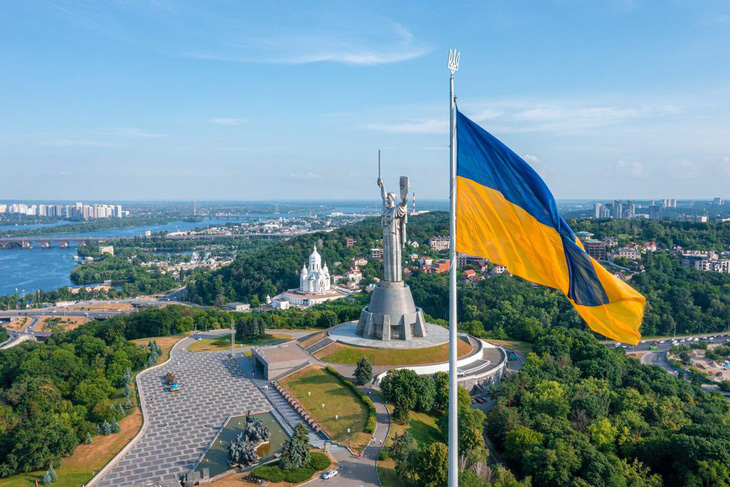 Bức tượng Mẹ Tổ quốc - biểu tượng của thủ đô Kiev và của Ukraine - sẽ được đổi tên thành Mẹ Ukraine - Ảnh: UKRINFORM