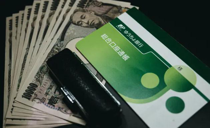Thẻ ATM của các ngân hàng Nhật Bản - Ảnh: PAKUTASO