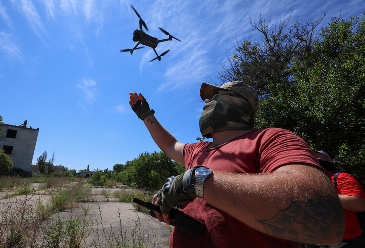 Lực lượng bảo vệ lãnh thổ Nga vận hành drone ở một trường bắn gần Crimea - Ảnh: REUTERS
