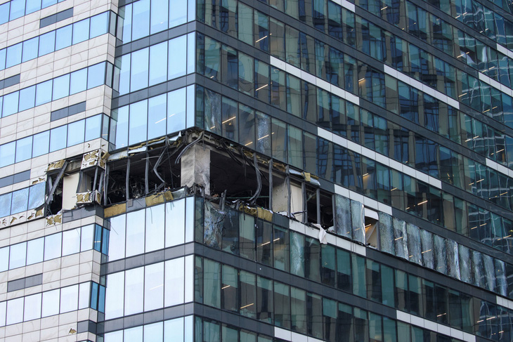 Mặt tiền của một tòa tháp văn phòng ở thành phố Mátxcơva bị hư hại do bị máy bay không người lái tấn công ngày 30-7 - Ảnh: REUTERS