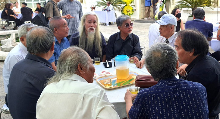 Các nhà văn Việt Nam đã có mặt tại Huế tiễn biệt bạn văn của mình - Ảnh: M.TỰ