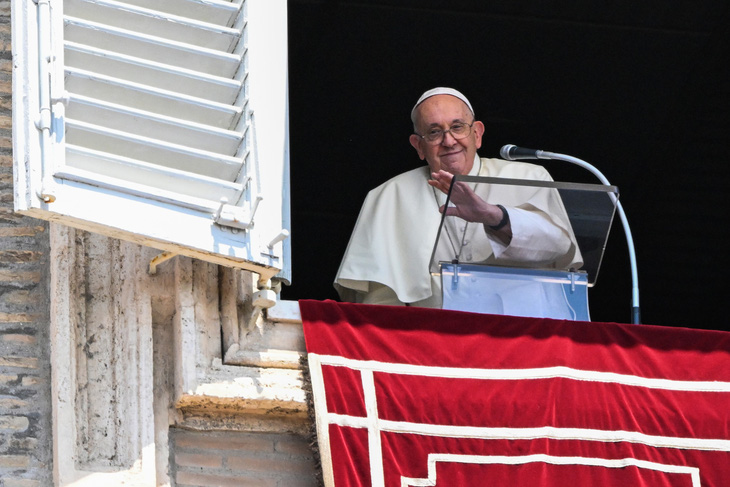 Giáo hoàng Francis xuất hiện tại cửa sổ Dinh Tông tòa ở Vatican trong buổi đọc kinh hằng tuần ngày 30-7 - Ảnh: AFP