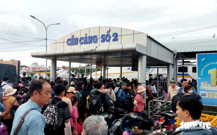 Khách du lịch đông đúc đi ra đảo Phú Quốc - Ảnh: CHÍ CÔNG