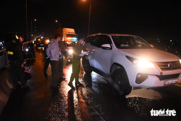 Lực lượng công an đã thu giữ súng, đạn và quả nổ tự chế trên xe ô tô của nhóm thanh niên - Ảnh: QUANG LẬP