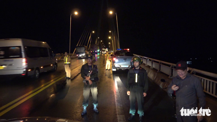 Lực lượng công an đã chốt chặn trên cầu Rạch Miễu bắt giữ nhóm thanh niên - Ảnh: QUANG LẬP