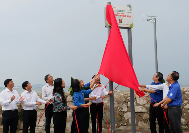 Đại diện lãnh đạo TP.HCM, Thành Đoàn cùng địa phương khánh thành công trình "Thắp sáng đường biên" tại xã đảo Thạnh An (huyện Cần Giờ) - Ảnh: K.ANH