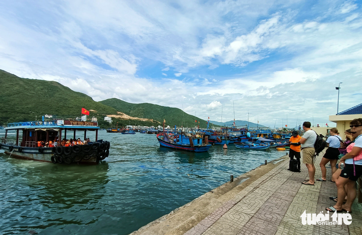 Nha Trang sẽ sớm xây dựng phương án di dời tàu cá ra khỏi khu vực mặt nước bến tàu du lịch - Ảnh: MINH CHIẾN