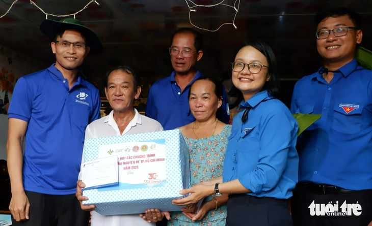 Phó bí thư Thành Đoàn TP.HCM Trần Thu Hà (thứ hai, từ phải qua) tặng quà gia đình nuôi chiến sĩ tình nguyện tại mặt trận xã đảo Thạnh An (huyện Cần Giờ) - Ảnh: K.ANH