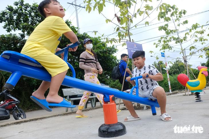 Các bé thiếu nhi vui chơi tại sân chơi được chiến sĩ tình nguyện làm tặng ở xã Đông Thạnh (huyện Hóc Môn) - Ảnh: VŨ THỦY