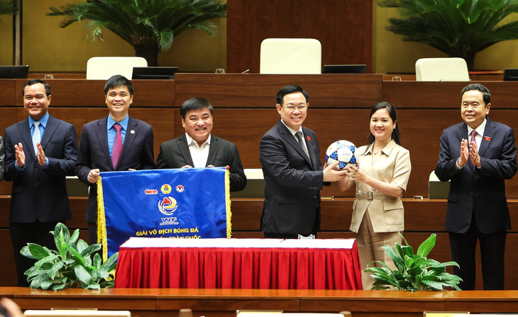 Chủ tịch Quốc hội Vương Đình Huệ phát động Giải vô địch Bóng đá Công nhân toàn quốc chiều 28-7 tại Hà Nội - Ảnh: NGUYỄN KHÁNH