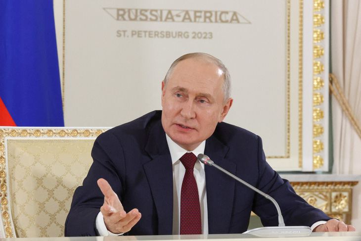 Ông Putin trong cuộc họp báo ở St. Petersburg, Nga, ngày 29-7 - Ảnh: REUTERS