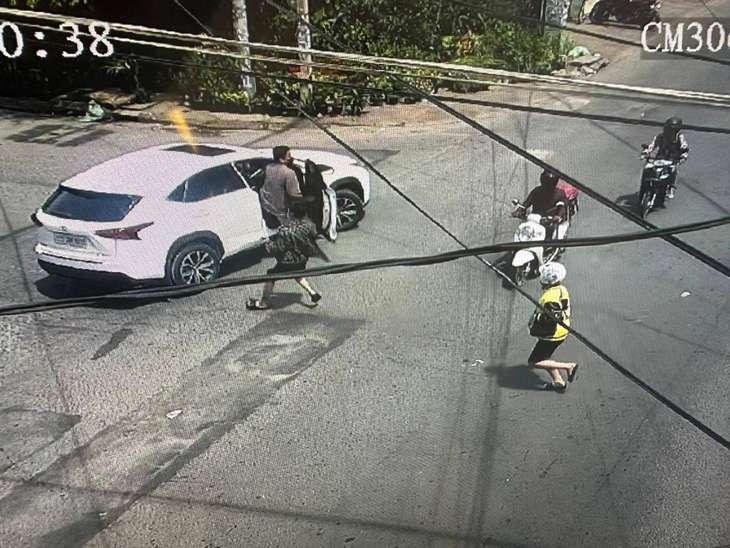 Hình ảnh nhóm nghi phạm lên xe bỏ trốn sau khi nổ súng - Ảnh: KHMER TIMES